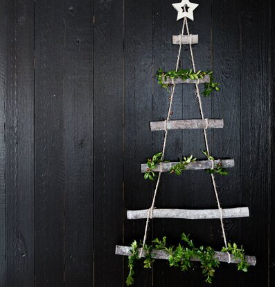 Dekorgran - Majas Cottage mot mörkt träpanel, naturlig stil