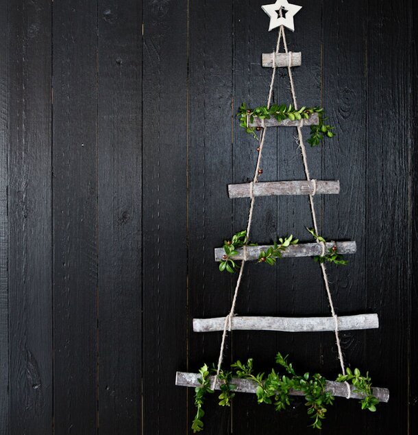 Dekorgran - Majas Cottage mot mörkt träpanel, naturlig stil