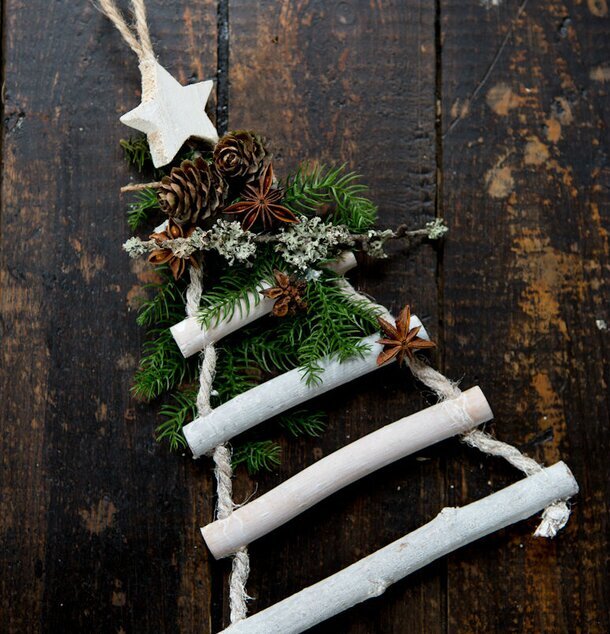 Dekorgran - Majas Cottage med naturliga och återvunna material