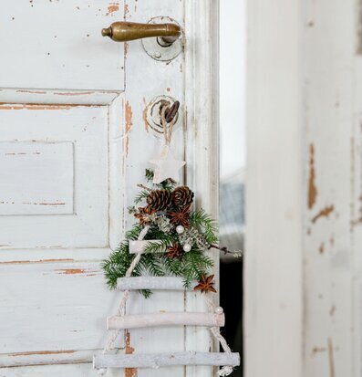 Dekorgran - Majas Cottage hänger på en gammal vit dörr