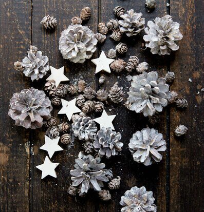 Dekormaterial Stjärna/Hjärta från Majas Cottage på träbord