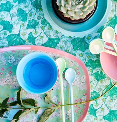 Tallrik Leaves & Flower Print från Rice med blommigt mönster