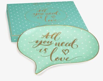 Porslinsfat - All You Need från BOXinBAG med guldtext