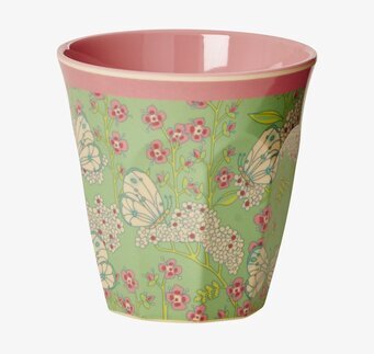 Bild av mugg med fjärilar och blommor i pastellfärger
