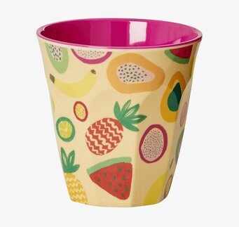 Bild av färgglad mugg med fruktigt mönster och cerise insida