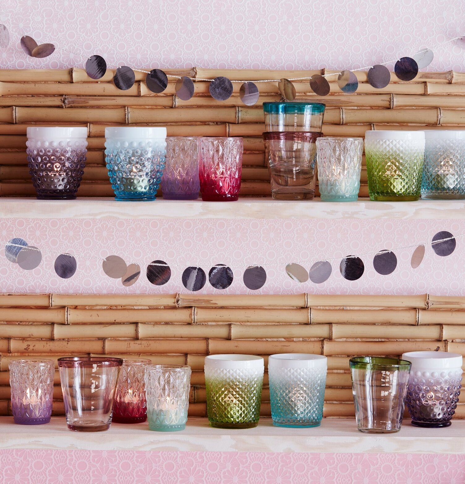 Silverpaljett Girland från Rice framför bambu och rosa papper