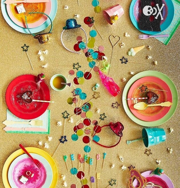 Multipaljett Girland från Rice över ett festligt dukat bord