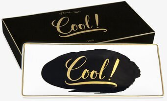 Porslinsfat - Cool från BOXinBAG med svart fläck och guldtext