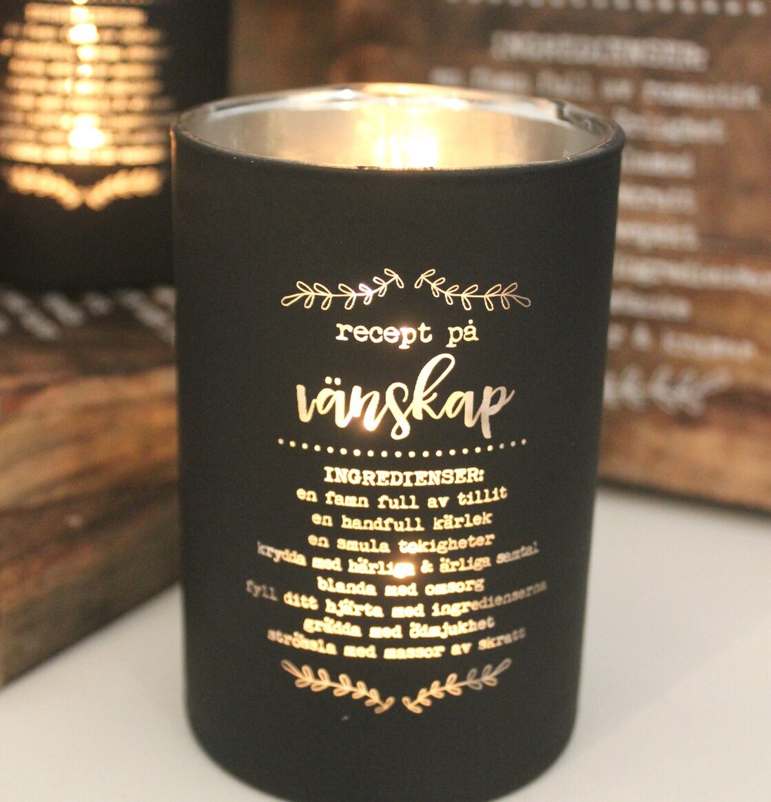 Vänskap - Majas Cottage, svart ljus med guldtext, vänskap