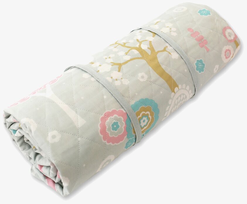 Quiltad Filt Körsbärsdalen Grå från Majvillan med blommönster