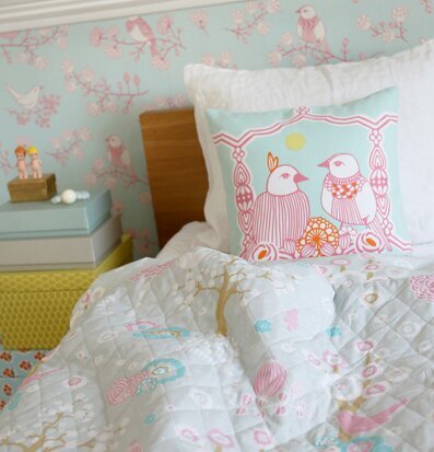 Quiltad Filt Körsbärsdalen Grå från Majvillan på bäddad säng