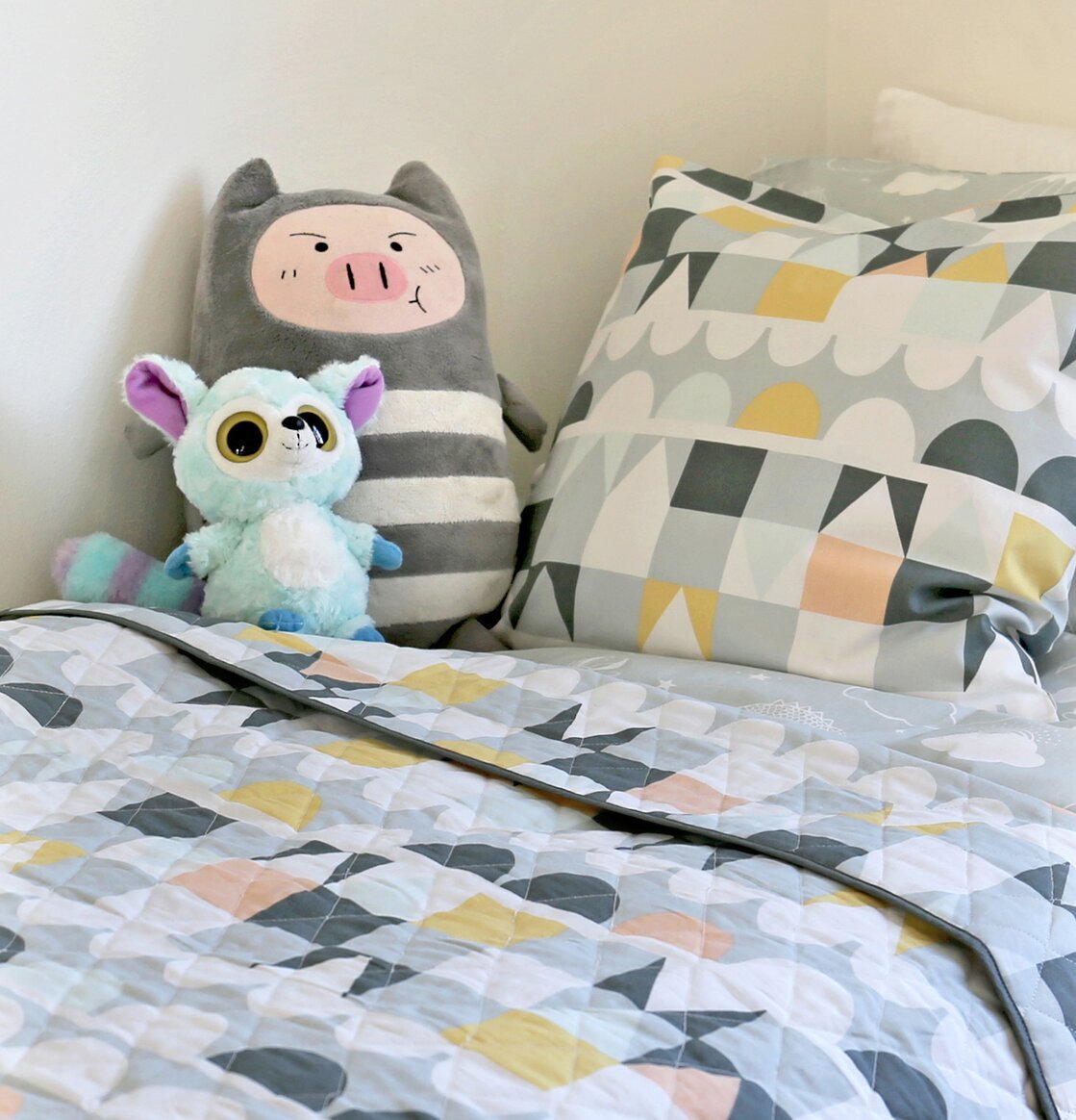 Quiltad Filt Tivoli Grå från Majvillan i ett barnrum
