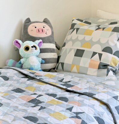 Quiltad Filt Tivoli Grå från Majvillan i ett barnrum