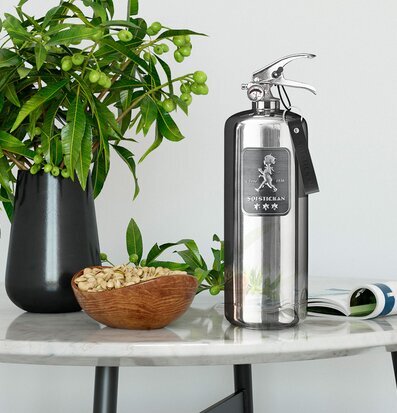 Brandsläckare Design Edition Steel från Solstickan på bord