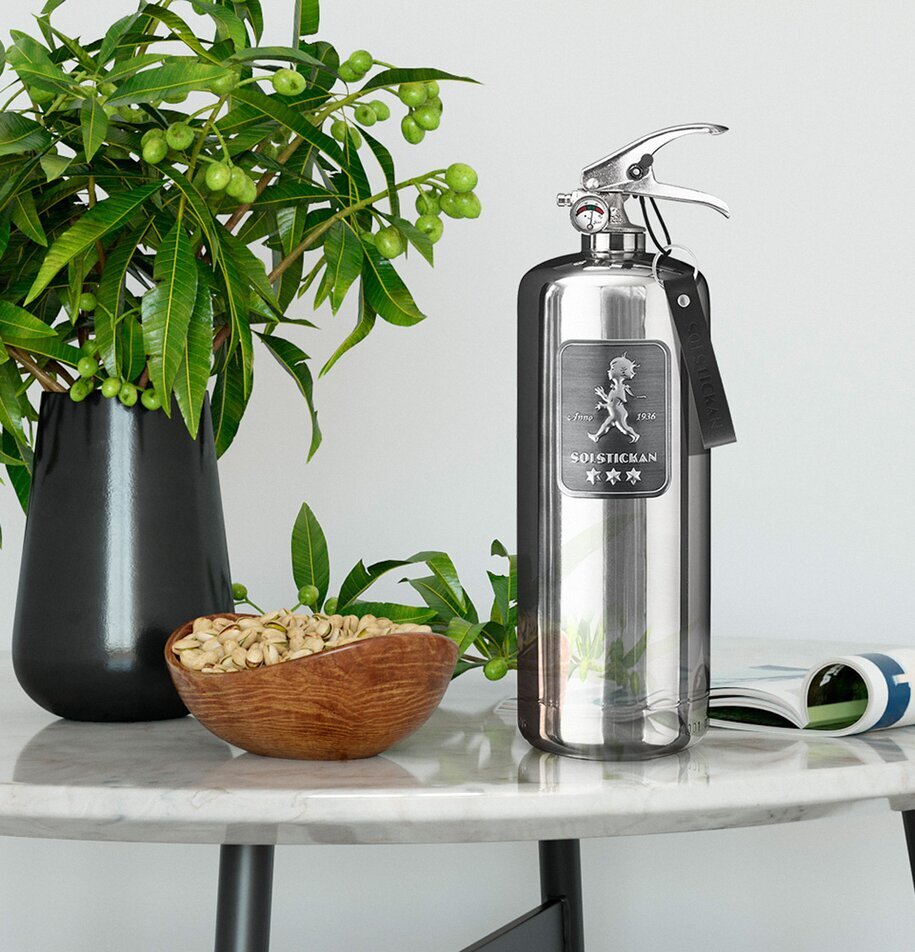 Brandsläckare Design Edition Steel från Solstickan på bord