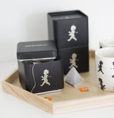 Bild av stilfull och harmonisk inredningskomposition