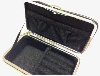 Smyckeskrin Rosa/grön från Derriére la porte i närbild