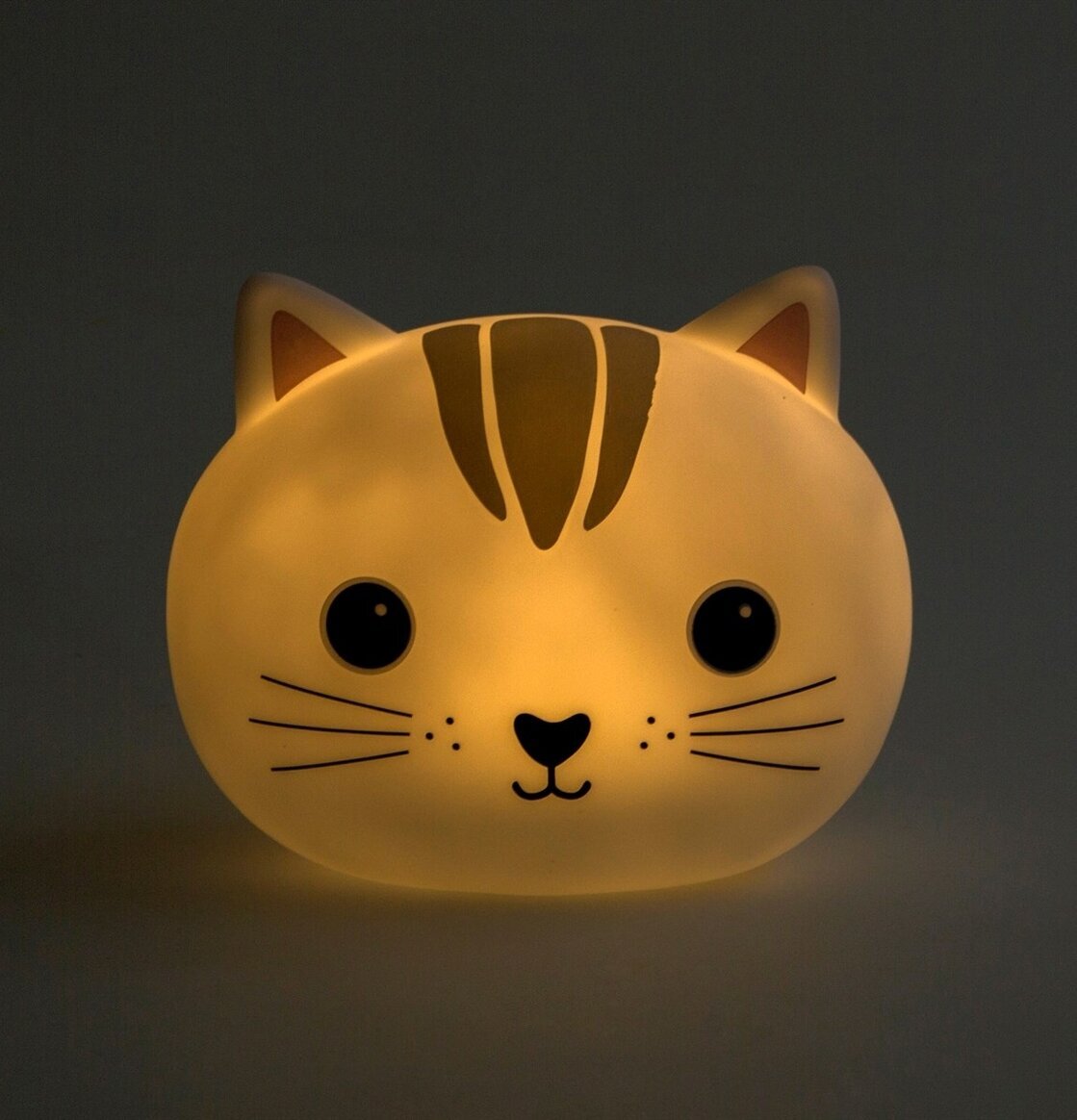 Nattlampa Cat Kawaii från Sass & Belle i mörk bakgrund