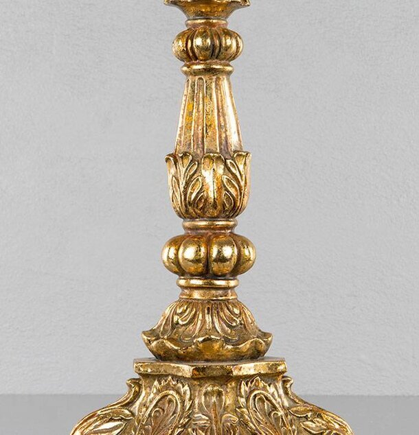 Ljusstake L Guld från A Lot Decoration med barockdetaljer