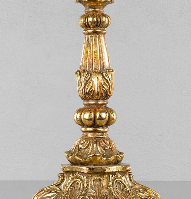 Ljusstake L Guld från A Lot Decoration med barockdetaljer