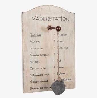 Träskylt Väderstation från Different Design i robust trä
