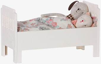 Säng Small Vit från Maileg med blommigt täcke och mjukdjur