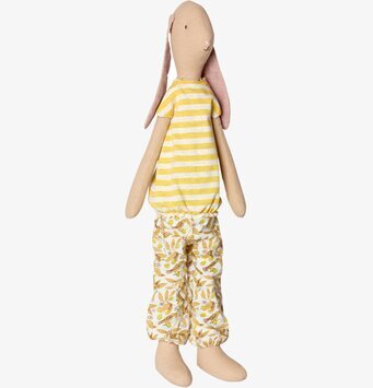 Maxi Bunny Kim från Maileg i detaljerade och färgglada kläder