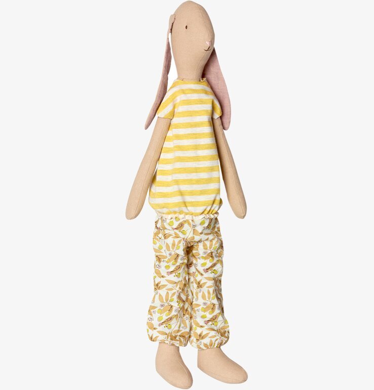 Maxi Bunny Kim från Maileg i detaljerade och färgglada kläder