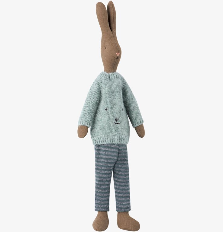 Medium Brown Rabbit Linus från Maileg med blå tröja och byxor