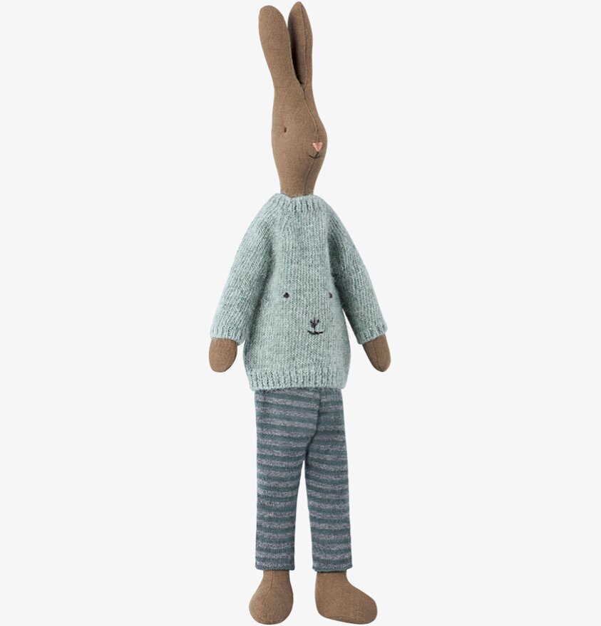 Medium Brown Rabbit Linus från Maileg med blå tröja och byxor