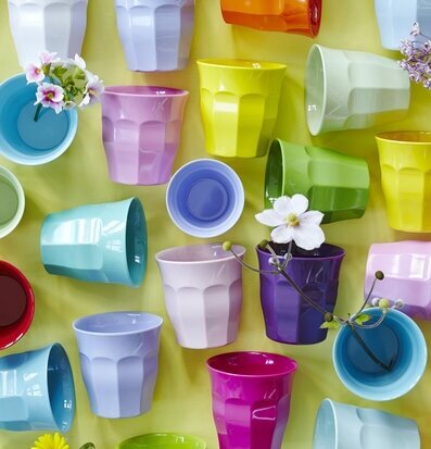 Bild av färgglada muggar i harmonisk och lekfull stil