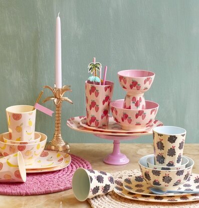 Bild av färgglada köksartiklar och livfull inredning