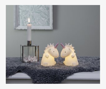 Nattlampa Polly Enhörning från Star Trading på vit byrå