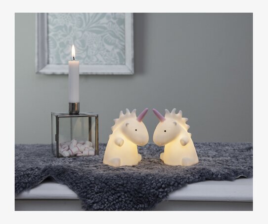 Nattlampa Polly Enhörning från Star Trading på vit byrå