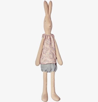 Maxi Rabbit Girl från Maileg med blommig topp och shorts