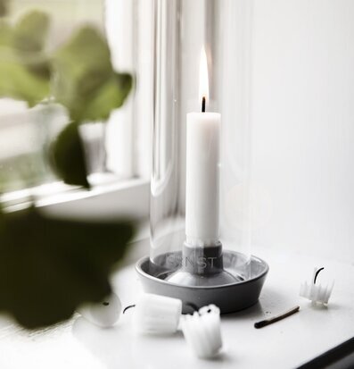 Ljusstake Stengods Med Glas Grå från Ernst på fönsterbräda