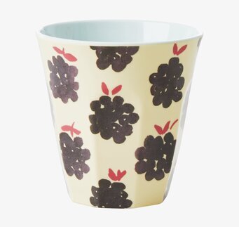 Bild av en mugg med björnbärsmotiv och elegant design