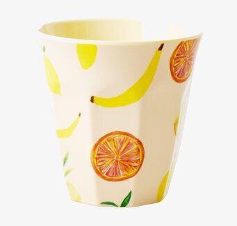 Bild av livfull mugg med fruktmotiv och färgglad design