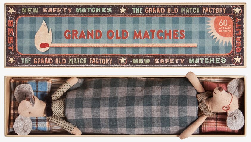 Grandpa & Grandma In Matchbox från Maileg, charmig leksak