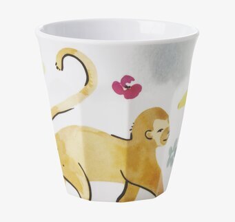 Bild av mugg med kreativt motiv och harmonisk design