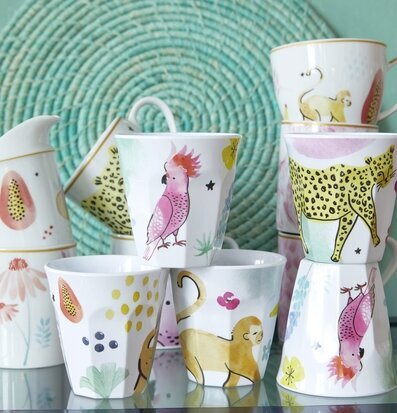 Bild av färgglada, exotiska muggar och tropiska motiv