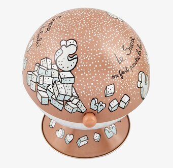 Bild av rosa plåtburk med prickar och illustrationer