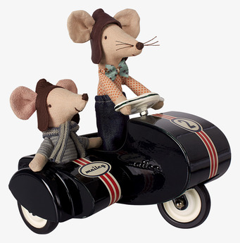 Mouse Racer Dad från Maileg i sin racerbilsdräkt med bil