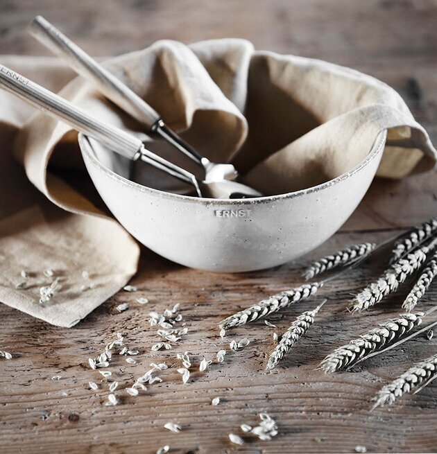 Kökshandduk Linne Gul från Ernst bredvid keramikskål