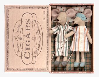 Mouse Mum & Dad In Cigarbox från Maileg i charmig låda