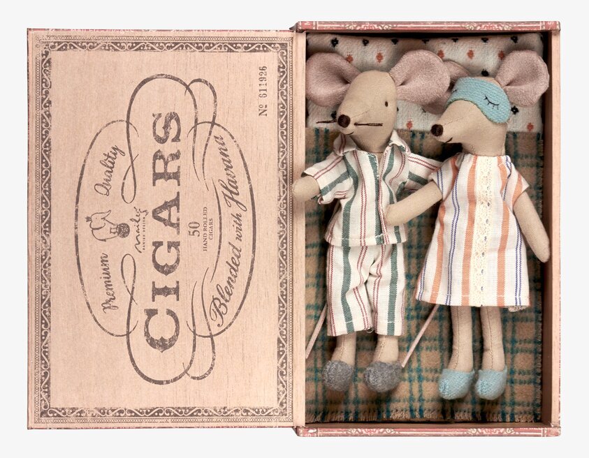 Mouse Mum & Dad In Cigarbox från Maileg i charmig låda