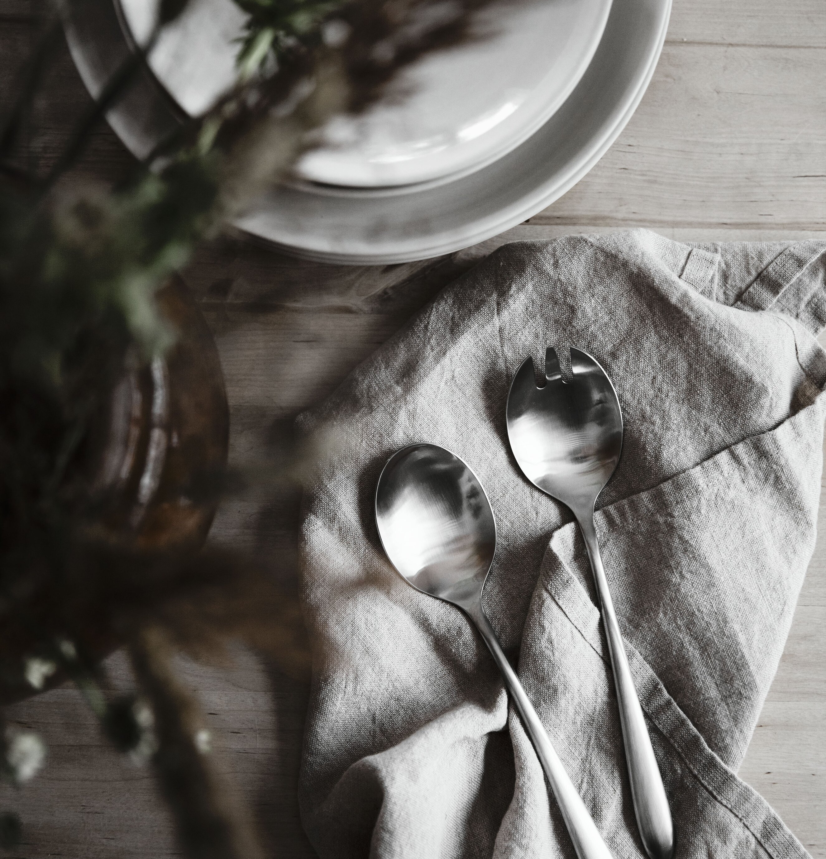 Salladsbestick från Ernst på linneduk med keramiktallrikar