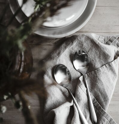 Salladsbestick från Ernst på linneduk med keramiktallrikar