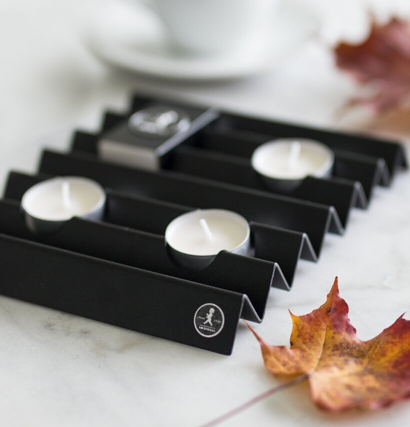 Ljushållare Zigzag Svart från Solstickan på marmorerad yta