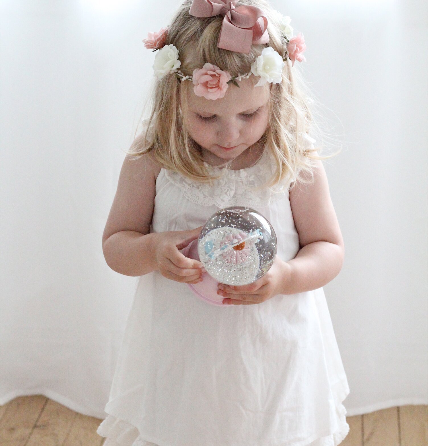 Nattlampa Rådjur från Brigbys med flicka i vit klänning